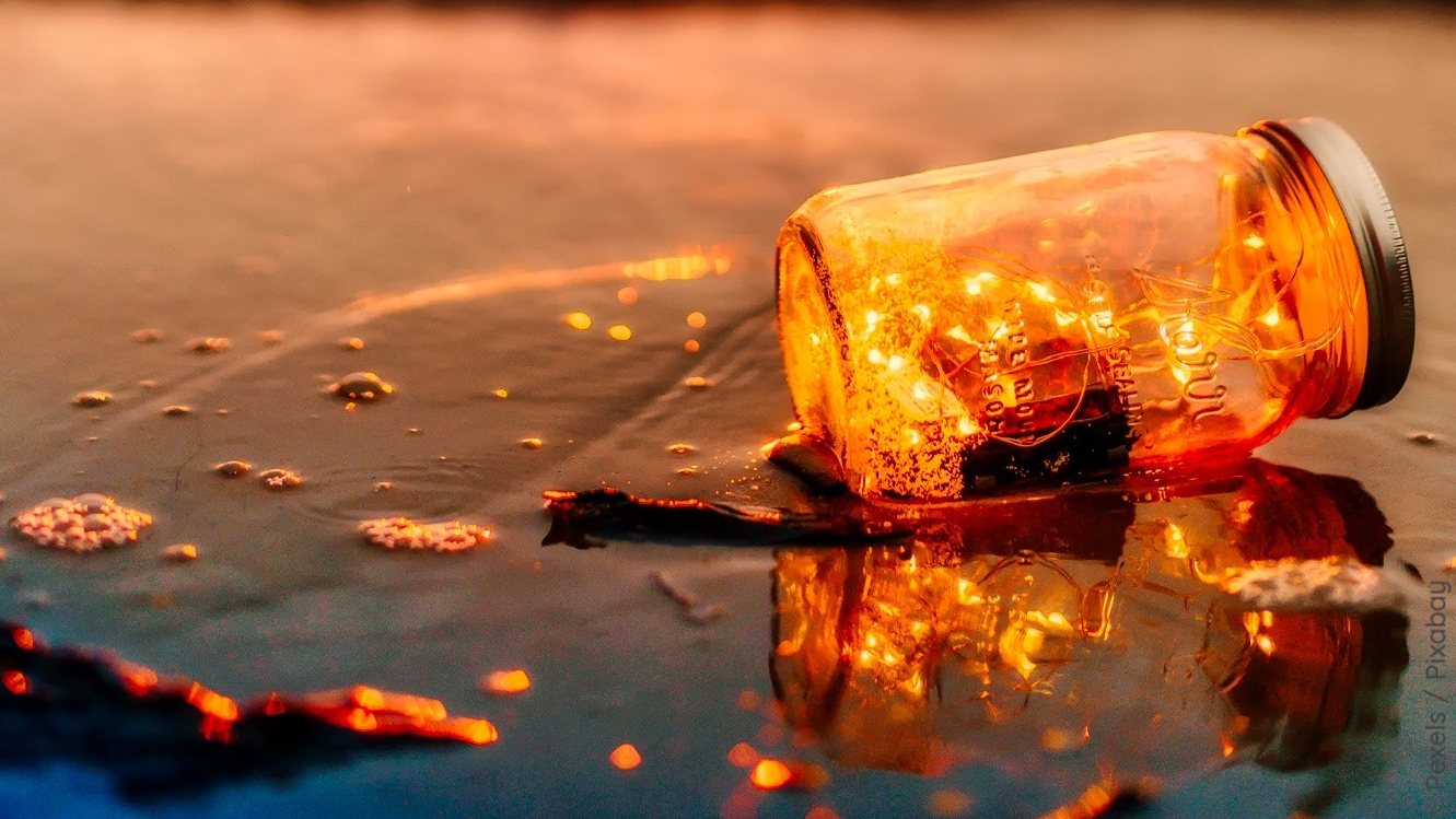 Glas in feuerfarben liegt in einem angedeuteten Herz